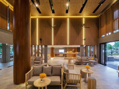 Nowoczesna, przestronna lobby hotelowa z jasnymi drewnianymi meblami i dużymi oknami