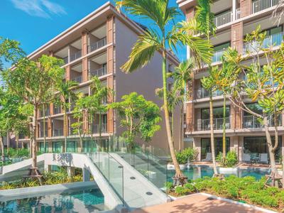 Nowoczesny budynek hotelowy z roślinami, mostkiem i basenem pod niebieskim niebem