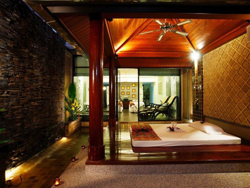 Knusse buitenhoek met bubbelbad en houten dak bij een vakantiebestemming.