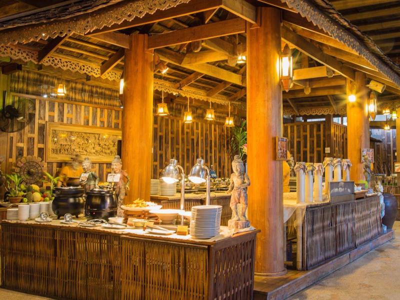 Area buffet rustica con design in legno caldo e illuminazione accogliente in un hotel.