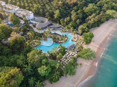 Hotelanlage mit mehreren Pools, umgeben von dichter Vegetation direkt am Strand.