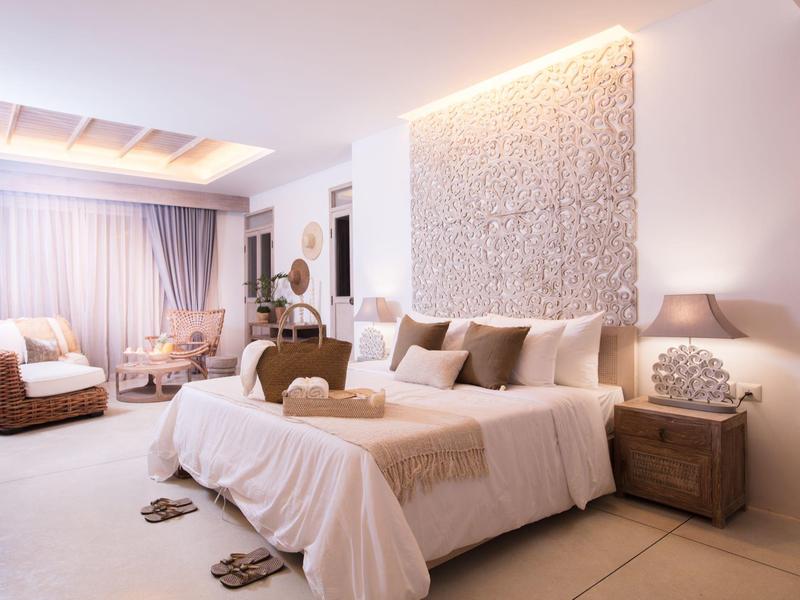 Wejście do hotelu z okrągłym, krytym strzechą pawilonem podpartym bambusowymi słupami.