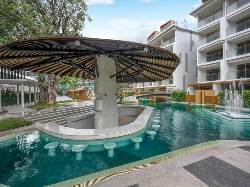 Piscina d'hotel moderna con bar subacqueo e sgabelli in ambiente urbano