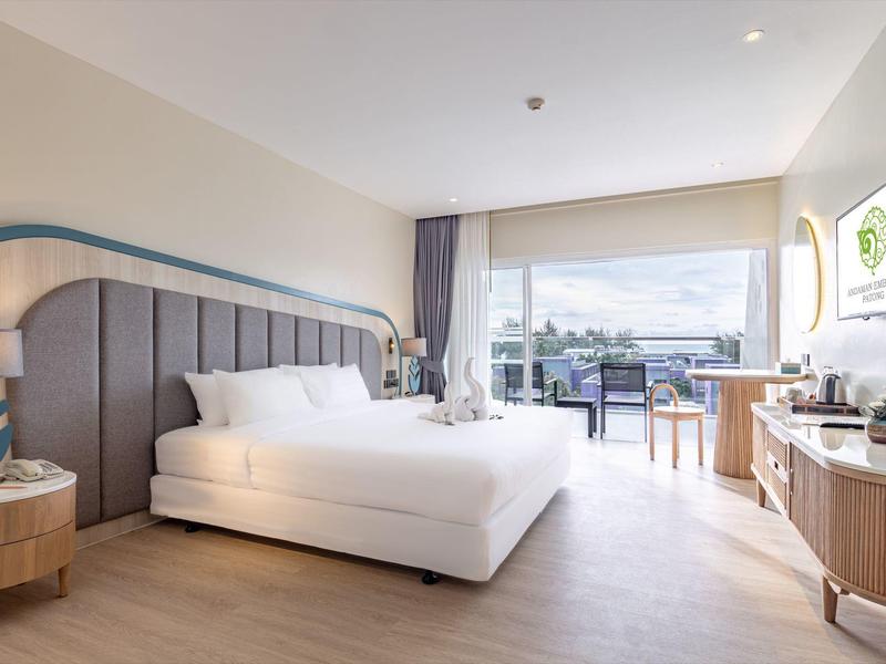 Camera d'hotel con letto grande, balcone e arredamento moderno con vista mare