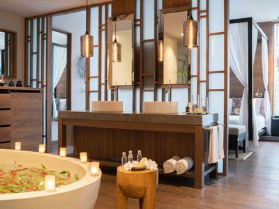 Nowoczesna strefa spa z jacuzzi, drewnianymi meblami i relaksującą atmosferą.