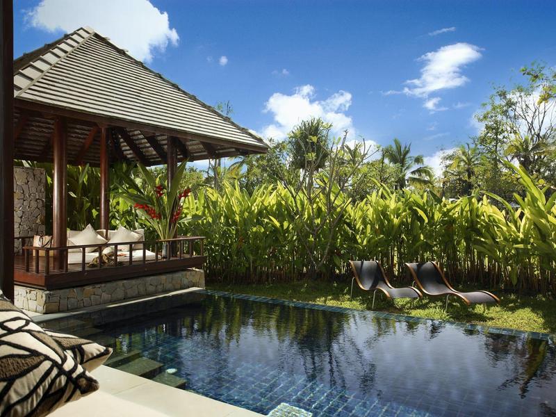 Luksusowa willa z basenem, otwartym pawilonem i tropikalnym ogrodem pod niebieskim niebem.