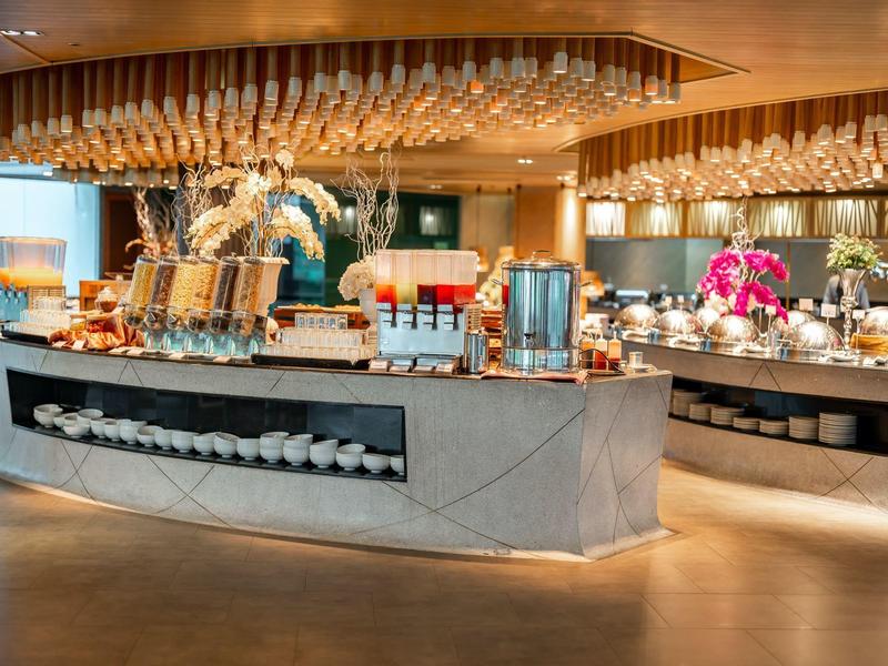 Moderní snídaňová zóna s dekorativním bufetem a stylovým osvětlením.