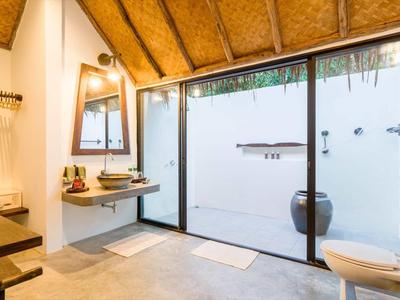 Bagno moderno con soffitto in legno, grande parete in vetro e vasca da bagno indipendente.