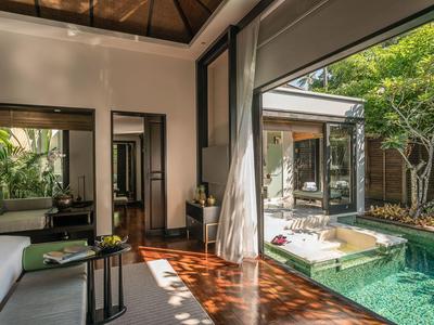 Jasna, nowoczesna przestrzeń mieszkalna otwiera się na basen z widokiem na ogród.