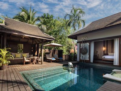 Luksusowe wille z prywatnym basenem i tropikalnym ogrodem pod niebieskim niebem.