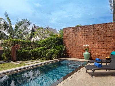 Nowoczesny basen na zewnątrz z leżakami i tropikalnym ogrodem w hotelu