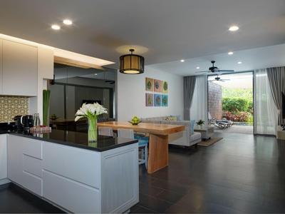 Nowoczesna przestrzeń mieszkalna z otwartą kuchnią, drewnianym stołem i widokiem na ogród