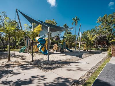 Plac zabaw na świeżym powietrzu z drabinką i zjeżdżalnią pod niebieskim niebem