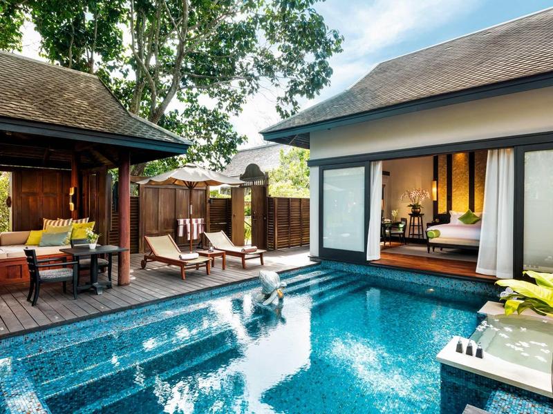 Piscine privée avec chaises longues et accès ouvert à la villa de l'hôtel dans un cadre tropical.