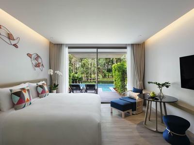 Nowoczesny pokój hotelowy z podwójnym łóżkiem, telewizorem z płaskim ekranem i widokiem na ogród z basenem