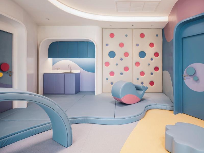 Kolorowy, nowoczesny pokój zabaw dla dzieci z miękkimi, wyściełanymi elementami i zabawnym wzorem.
