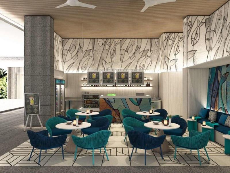 Nowoczesna jadalnia z niebieskimi krzesłami, okrągłymi stołami i artystycznie zaprojektowanymi ścianami.