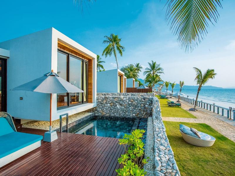 Moderní bungalov s privátním bazénem a výhledem na moře v tropickém resortu.