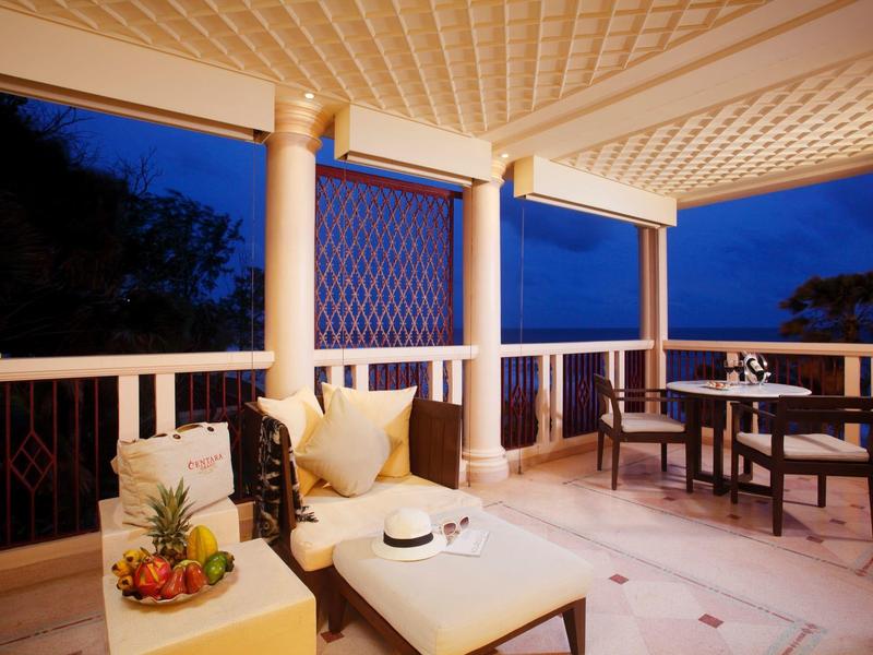 Przytulny taras na zewnątrz z leżakiem, poduszką, stołem i krzesłami na wieczór.