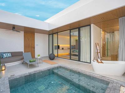 Área exterior moderna con piscina privada, muebles de jardín y bañera independiente en una habitación de hotel.