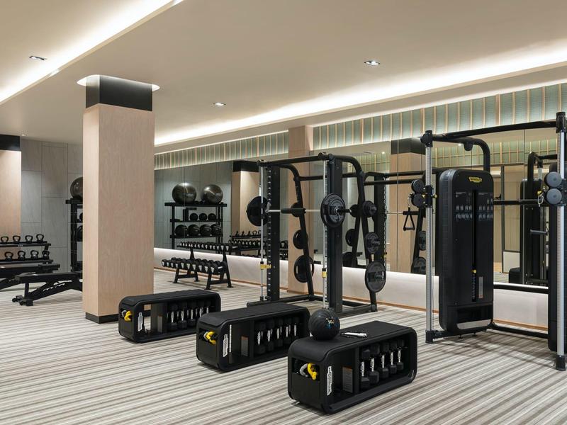 Palestra moderna con attrezzature e pesi in un hotel.