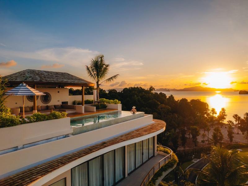 Hotel con architettura moderna con vista sul tramonto sul mare.