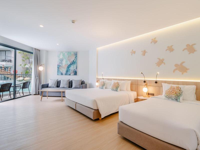 Modernes Hotelzimmer mit zwei Betten, Sofa, Balkon und dekorativen Wandstickern