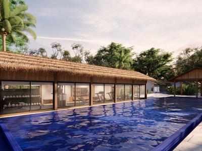 Moderner Poolbereich mit Strohdach-Pavillon und umliegenden Palmen in einem Hotel.