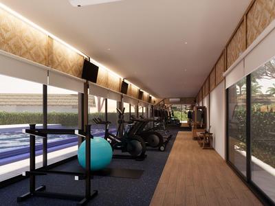 Moderner Fitnessraum mit Geräten neben großen Fenstern und Blick auf den Pool.