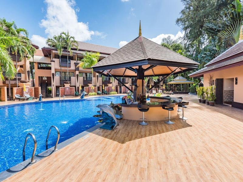 Freizeitbereich mit großem Pool, Sonnenschirmen und Sitzgelegenheiten in einer Hotelanlage.