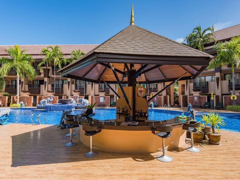 Poolbar mit runder Theke und Hockern an einem Hotelpool unter blauem Himmel