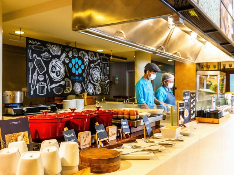 Bufet z wyborem dań i jedzenia w nowoczesnej restauracji hotelowej