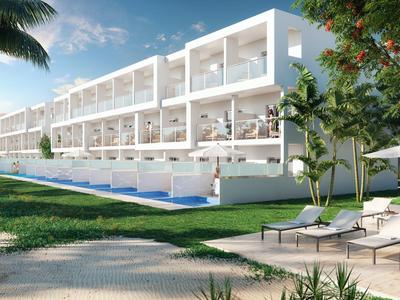 Moderní hotelový komplex s prostornými balkony, bazénem a lehátky v tropickém prostředí.