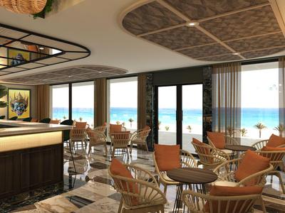 Interieur van een strandbar met zitplaatsen en zeezicht door grote ramen