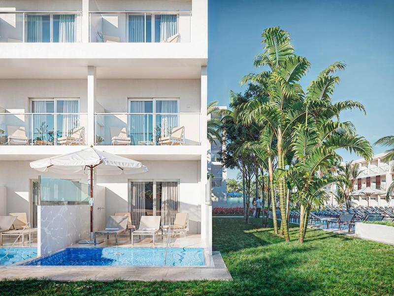 Moderní hotelový balkon s bazénem před tropickou zahradou a modrou oblohou.