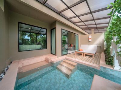 Camera d'hotel moderna con terrazza, piccola piscina e zona salotto all'aperto.