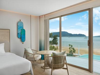 Nowoczesny pokój hotelowy z widokiem na morze i balkonem z krzesłami i stołem