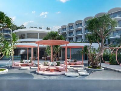 Nowoczesny kompleks hotelowy z okrągłymi otwartymi łóżkami i palmami pod niebieskim niebem