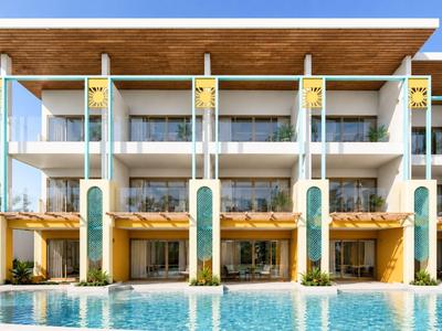 Hotel moderno con più piani, grandi balconi e piscina riscaldata.