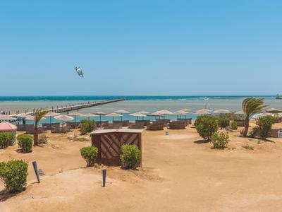 Spiaggia con sdraio, ombrelloni e vista sul mare calmo in una giornata limpida