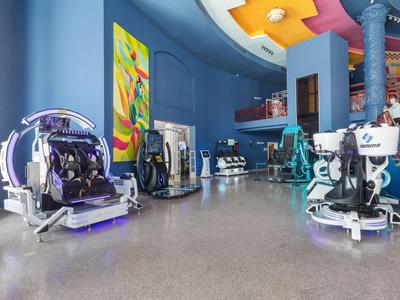 Equipamiento de gimnasio moderno en una sala de entrenamiento colorida y espaciosa con paredes azules.