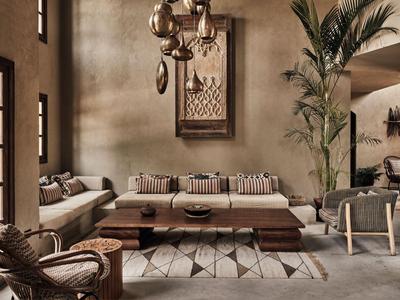 Moderne woonkamer met comfortabele banken, houten meubels, tapijt en groene planten.