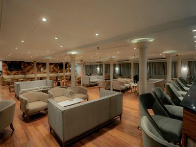 Elegante, gezellige lounge met banken, fauteuils en moderne verlichting.