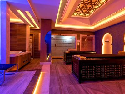 Luxe sparuimte met sfeerverlichting, houten meubels en een jacuzzi.