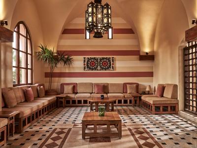 Coin salon confortable avec décoration traditionnelle et sièges aux tons chauds.