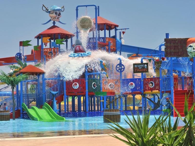 Aire de jeux aquatique colorée avec toboggans et structures ludiques dans une piscine.