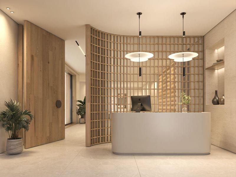 Réception d'hôtel moderne avec accents en bois, suspensions rondes et bureau minimaliste.