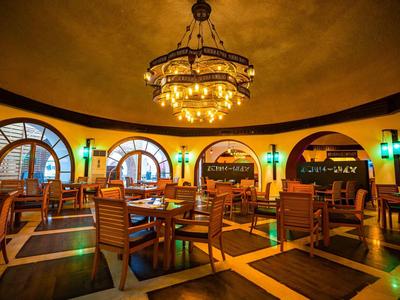 Gemütliches Restaurant mit rundem Gewölbedecke und stilvollen Holzmöbeln.