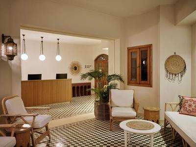 Modern eingerichteter Hotel-Empfang mit hellen Möbeln und gemütlichem Sitzbereich.