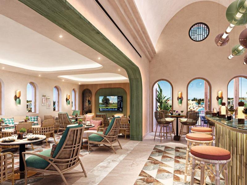 Helles Restaurant mit hohen Decken, gemütlichen Stühlen, Bögen und großen Fensterfronten.